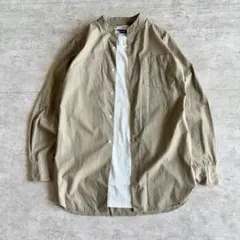 斉*二様 【訳あり美品】KOE バンドカラーシャツ M ベージュ シンプル ノーのサムネイル