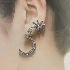 P-072 ♡ 月 星 moon 揺れる ピアス ♡ 上弦の月