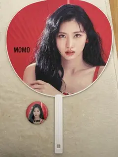 TWICEモモうちわ＆缶バッジ