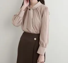 natural couture 袖口パールノット結びボータイブラウス　グレージュのサムネイル