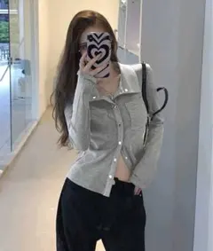 グレー ボタン付きトップス