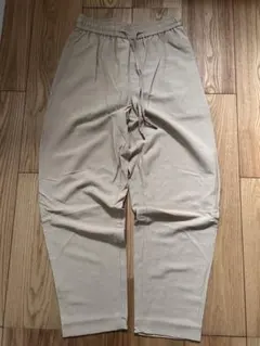 UNIQLO ベージュ ゴムウエスト カジュアルパンツ　リラックステーパード