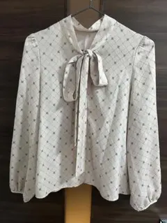 【プロポーションボディドレッシング】モノグラムボウタイブラウス