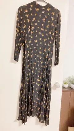 最終値下げ ZARA 花柄ワンピース ブラック オレンジ