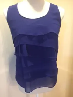 濃いブルーのトップスです。のサムネイル