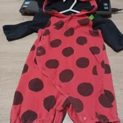 赤と黒の水玉ロンパース