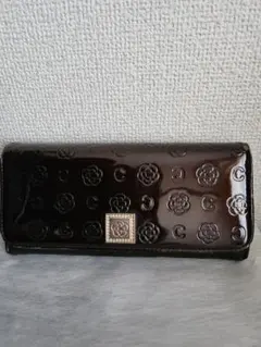 CLATHAS 長財布 エナメル カメリア型押し　 ブラウンのサムネイル