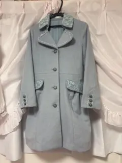 アクシーズファム　レース装飾付き　ライトブルーロングコート　ウエストリボン付