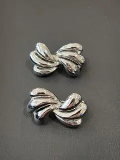 リボン型メタルブローチ