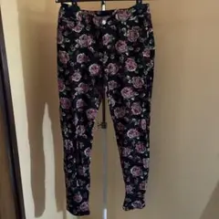 花柄スキニーパンツ 黒地にピンクのバラ