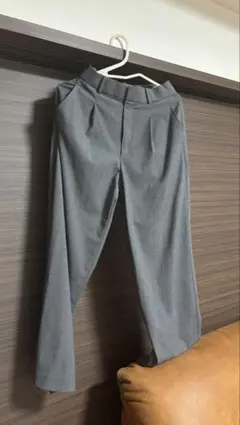 グレー タックパンツ ストレート