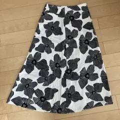 フレアスカート 白地に黒い花柄