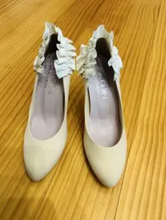 フリル付きベージュハイヒールパンプス