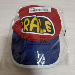 アラレちゃん ロゴ入り キャップ レッド×ブルー
