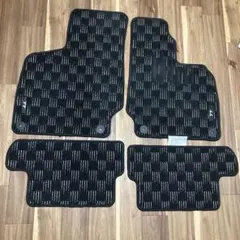 美品 アウディ Q8 純正 フロアマット AUDI 洗浄済 美品 アウディ Q8 純正 フロアマット AUDI 洗浄済 - メルカリ