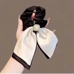 ☆新品☆ リボン　シュシュ　ラインストーン　ヘアゴム　ブラック　ホワイト