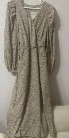 【新品レイカズン】花柄ベージュワンピース