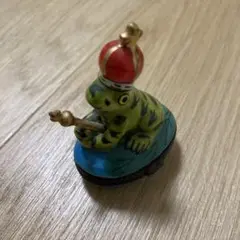 カエルの王冠付き小物入れ