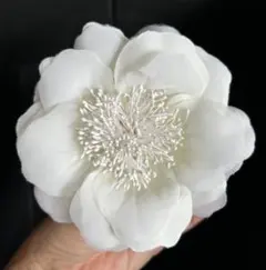 白い花のコサージュ