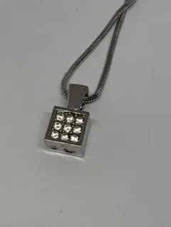 美品 スワロフスキーネックレス キューブ型クリスタルペンダントネックレス