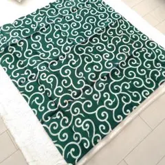 緑色の渦巻き模様風呂敷　唐草模様