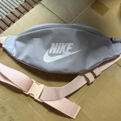 NIKE ボディバッグ ウエストポーチ ライトグレーのサムネイル