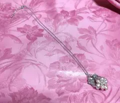 パール風ビーズとクリスタルの花モチーフネックレス