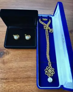 MOSCHINOネックレス &Courregesイヤリング セット パール調