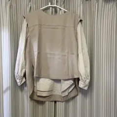 レイヤード風ベージュ長袖トップスのサムネイル