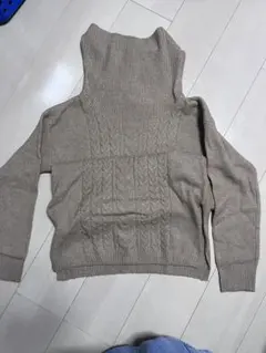 ケーブルニットタートルネックセーター ベージュ