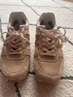 New Balance ベージュ スニーカー