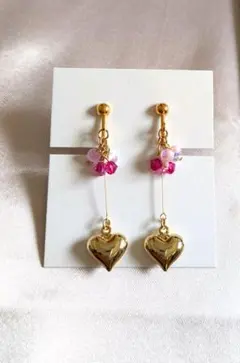 〚ハンドメイド〛ハート型チャームのイヤリング