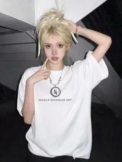 NICOLE NICHOLAS ART ロゴ 半袖Tシャツ ホワイト