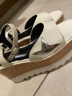 ホワイト星型メタル装飾ウェッジサンダル