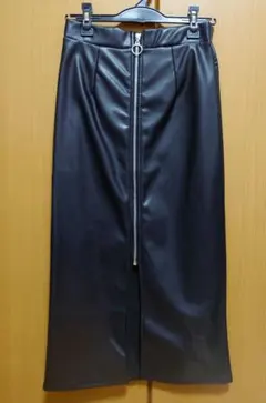 ブラック合成皮革タイトスカート