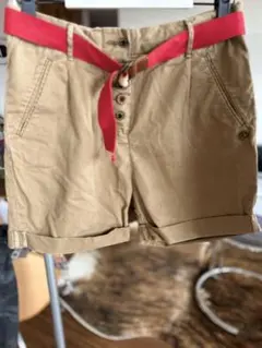 MAISON SCOTCH ベージュ ショートパンツ 赤いベルト付きのサムネイル