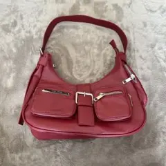 赤いポケット付きショルダーバッグ