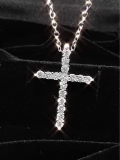 大粒のジルコニアが煌びやかに輝く十字架ネックレス シルバー925仕上げ