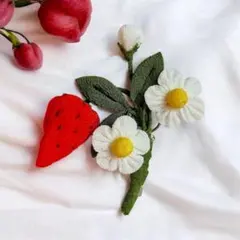 いちごのブローチ つまみ細工 いちごとお花 可愛い 2way