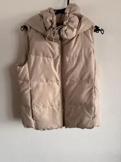 ベージュ フード付きダウンベスト