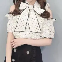evelyn ドット柄 オープンショルダー ブラウス リボン - メルカリ