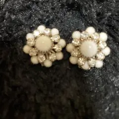 ヴィンテージのフラワーデザイン イヤリング ホワイト