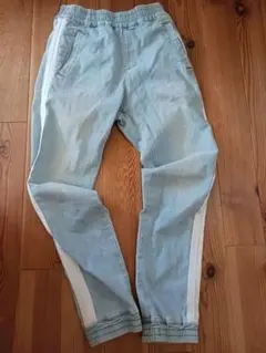 サイドライン付きブルーデニムパンツ