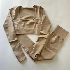 タイムセール！ベージュ クロップドセットアップ Sサイズ 新品 FOXXIE