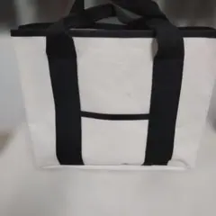 ホワイトとブラックのキャンバストートバッグ