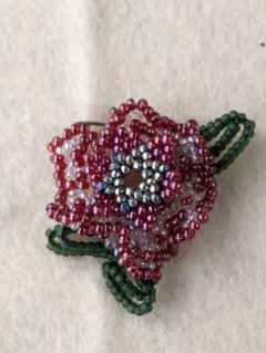 ハンドメイドビーズ製花ブローチ 赤と緑