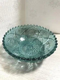 フリルガラス　プレスガラス　骨董品　グリーン　緑　昭和初期 アンティーク昭和初期の緑色プレスガラス大皿