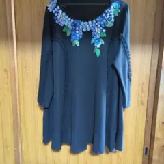 黒の花柄刺繍長袖ワンピースのサムネイル