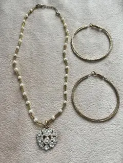 パールとクリスタルのネックレスとイヤリングセット