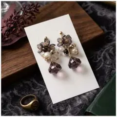 アンティークな気品を纏う、スモーキーブラックフラワーの耳飾りアレルギー対応ピアス